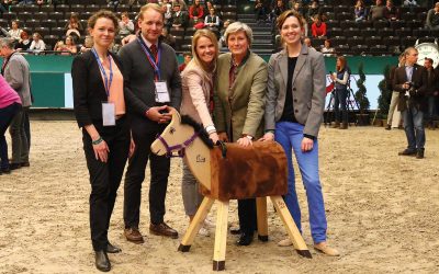 Holzpferde für Kindergärten medienwirksam bei PARTNER PFERD übergeben